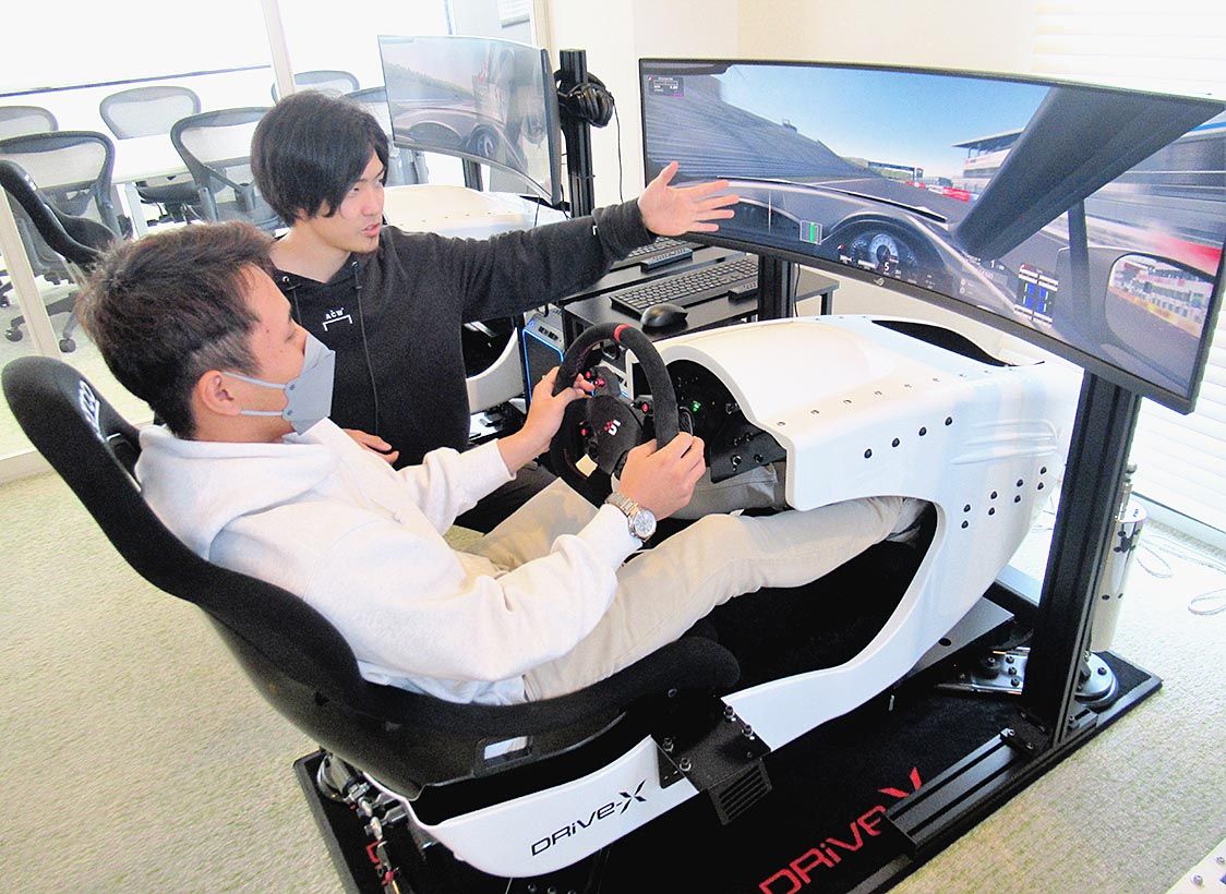 レーシングドライバーのレッスンは、幅広い年代に人気