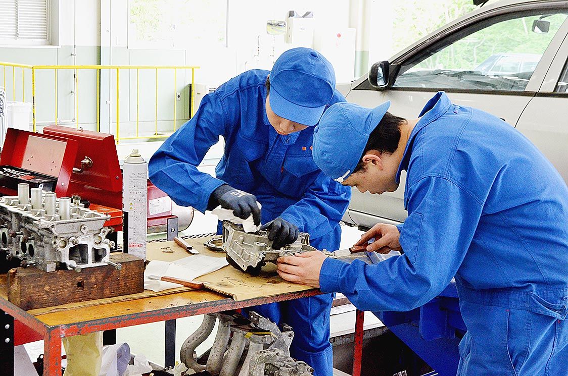 学生が主体となった小中高校向けの出張授業なども行っている