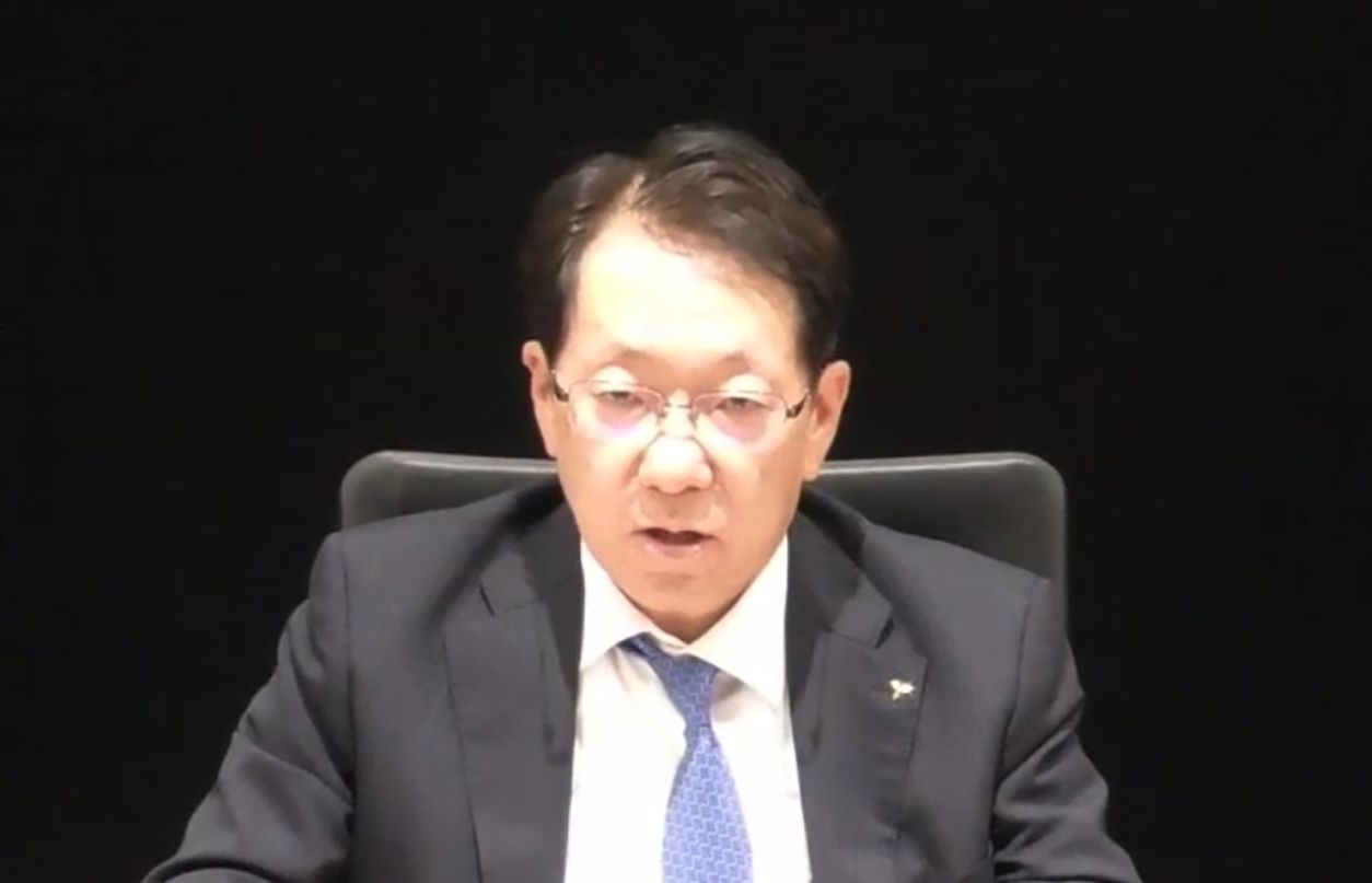 決算会見で説明する加藤隆雄社長