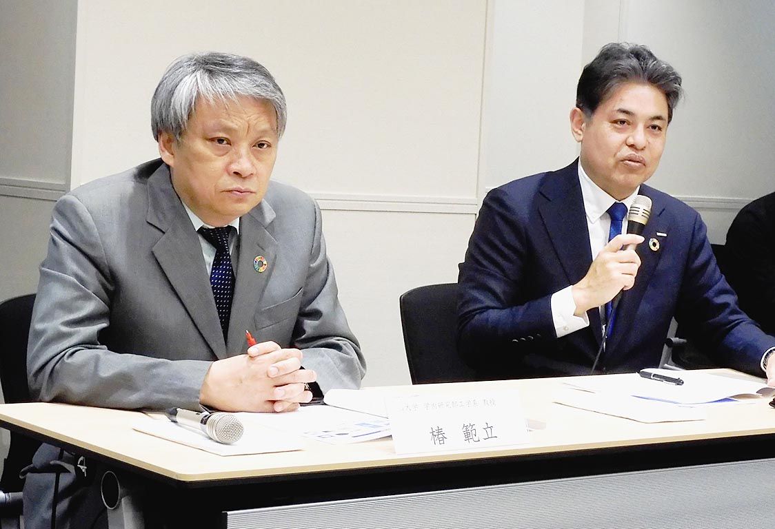 CO2由来のブタジエンゴムの合成技術について説明する富山大学の椿範立教授と島執行役員(右)