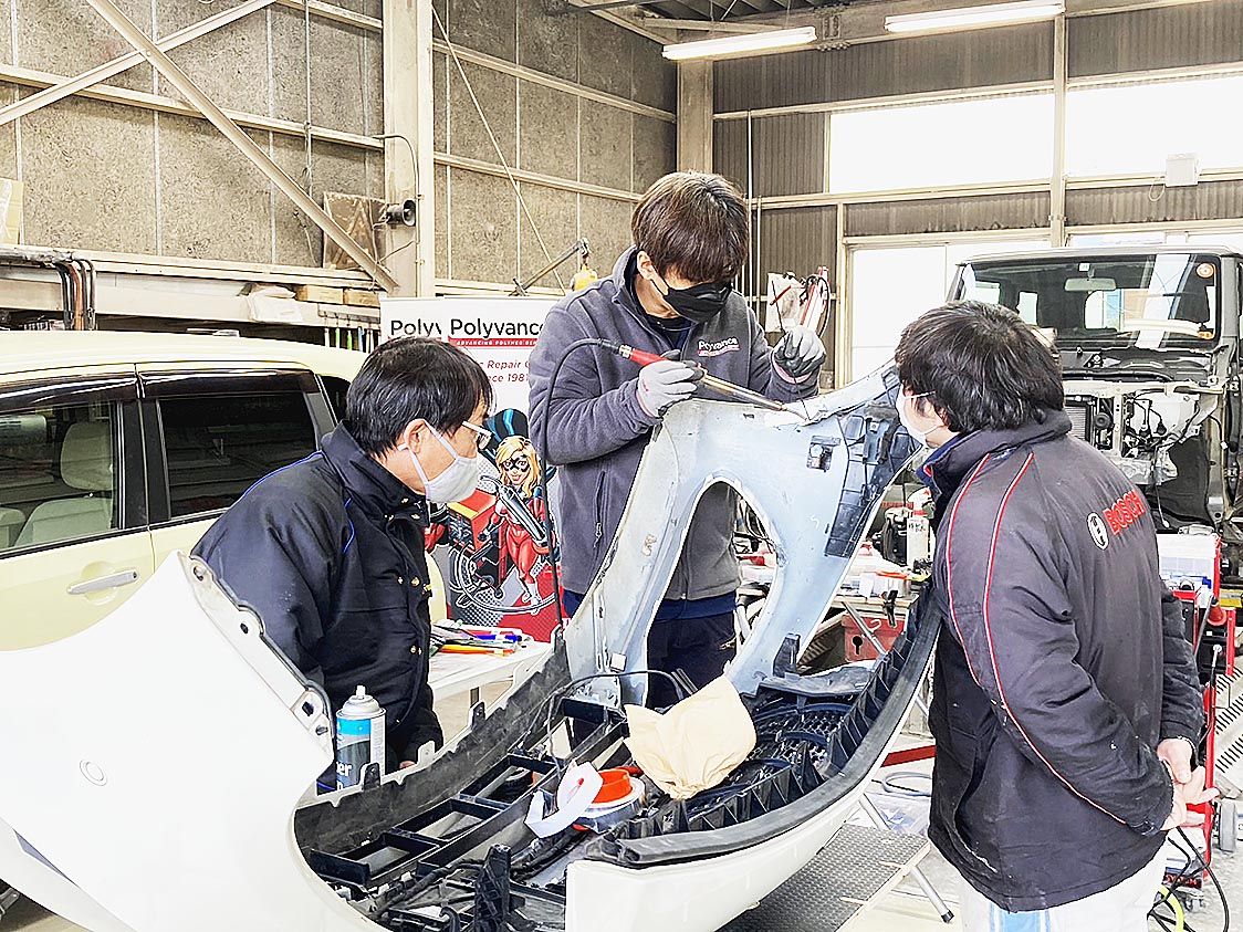修復技術を実践して見せることで、効果やノウハウを共有する