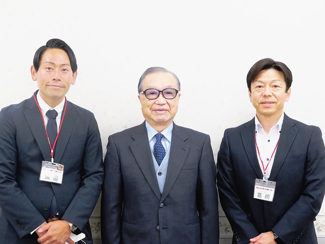 直井社長(写真中央)、髙橋部長(同右)、渡邉大也スーパーバイザー(同左)