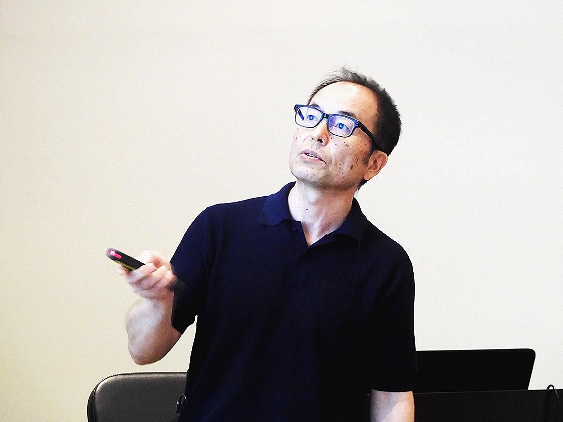 講演する内田研究主幹