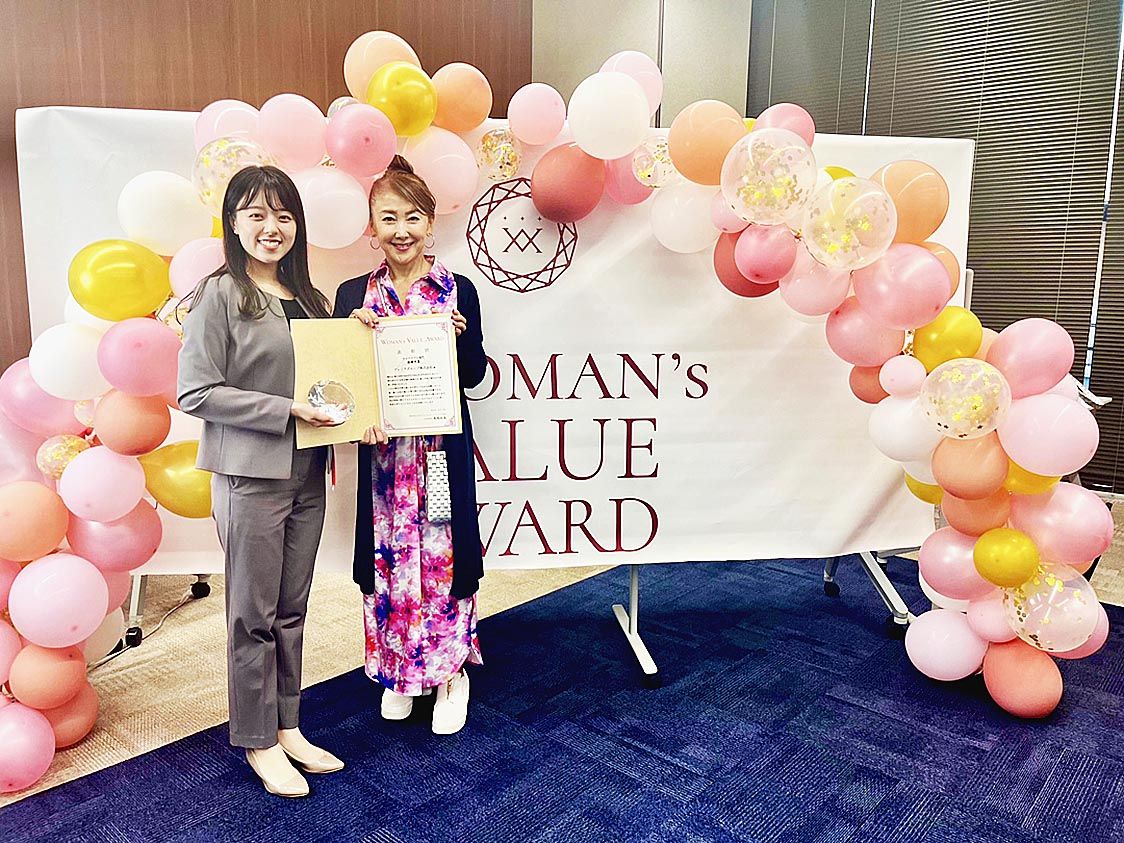 俳優の東ちづるさんと喜びの表情を見せるグループ広報部の佐野詩音さん(左)