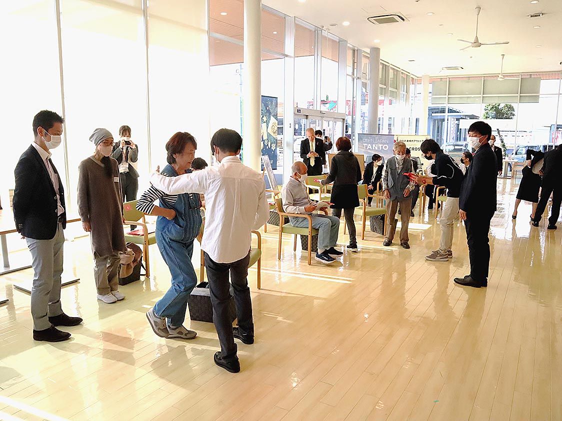 ダイハツ千葉は屋内で体力測定や軽運動を実施