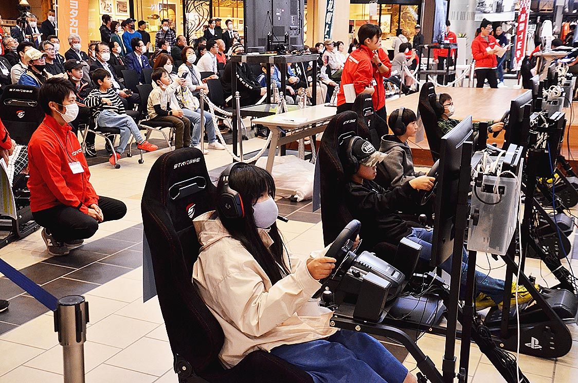 販売店予選を勝ち抜いた選手35人が出場