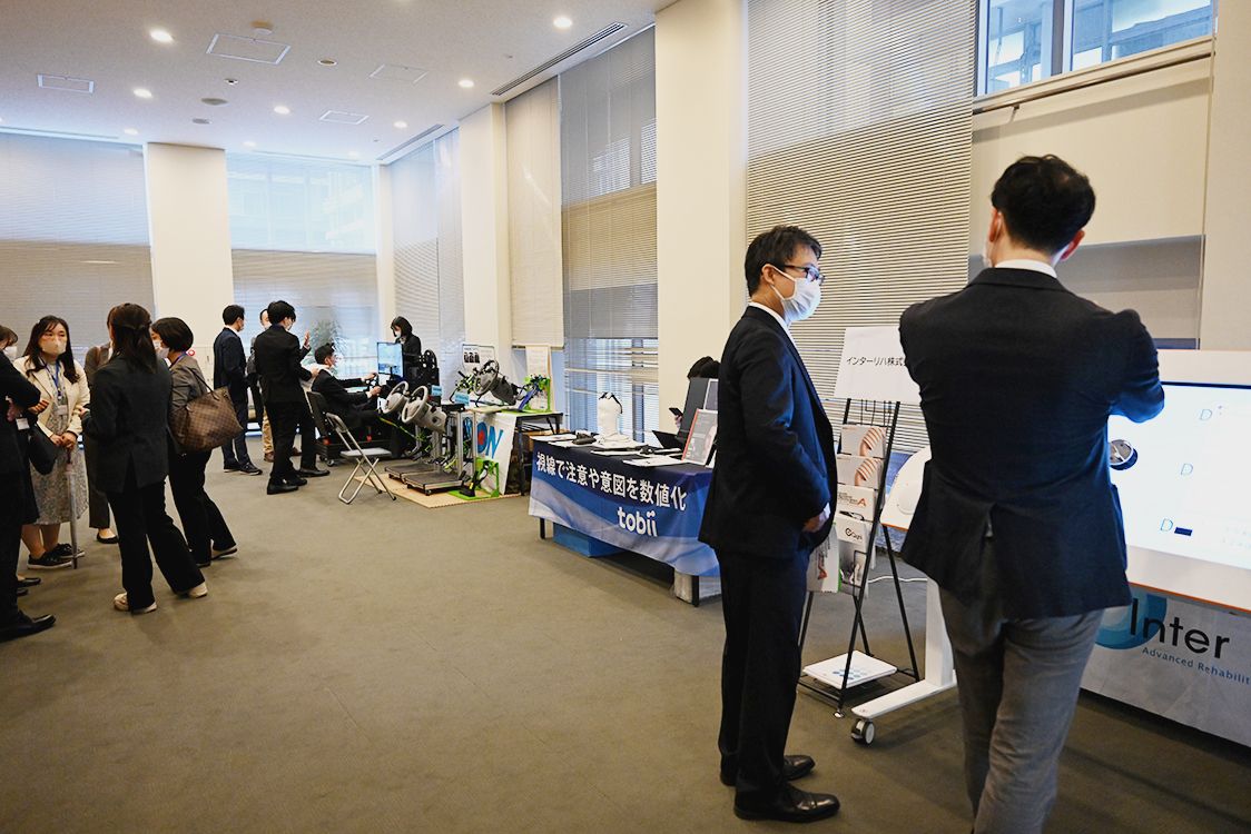 運転補助装置やドライバー状況検知装置などの展示も行われた