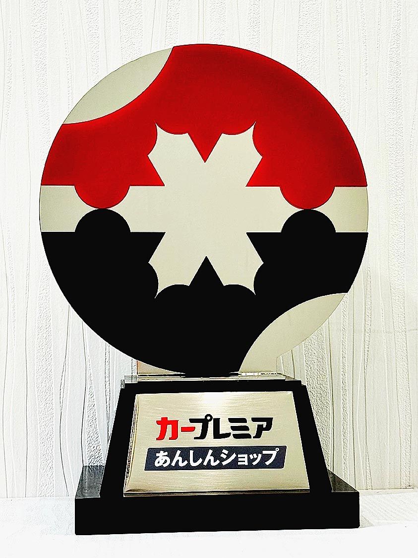 ショップに渡される認定トロフィー