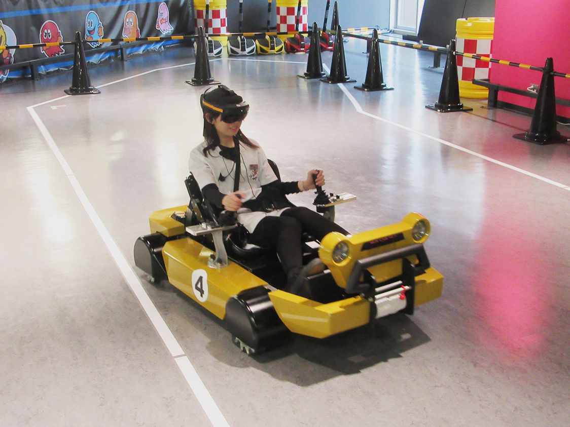 MRグラスを装着しジョイスティックでカートを操作