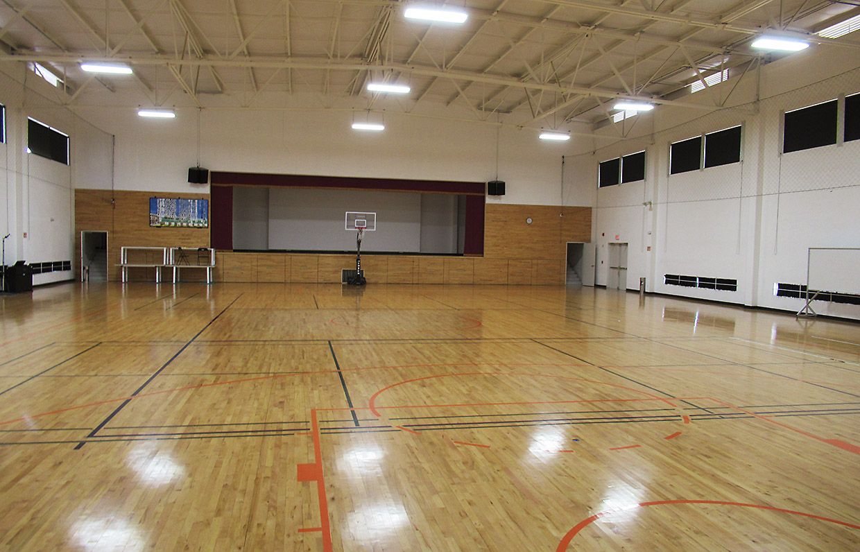 日本の一般的な学校と同じつくりの体育館