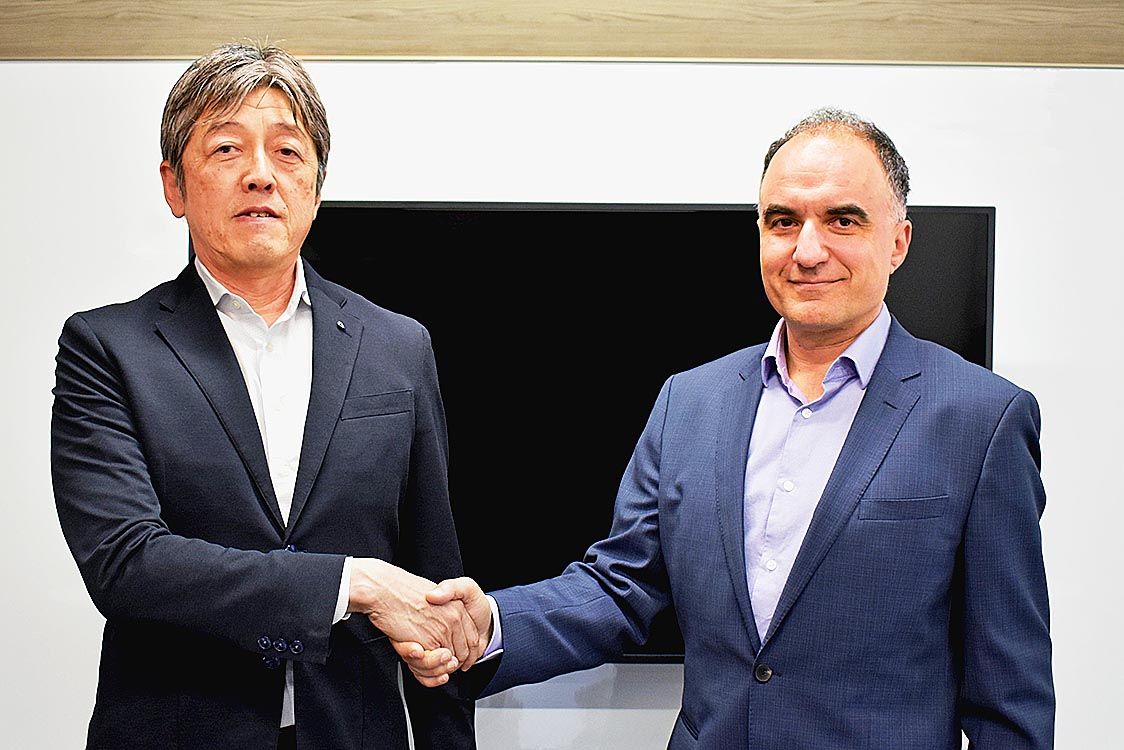 スバルの柴田執行役員CDCO(左)とAMDのローン氏