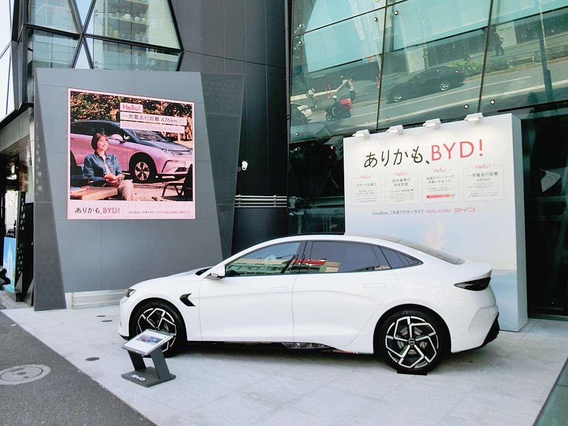 会場の外に展示された6月末販売開始の「シール」