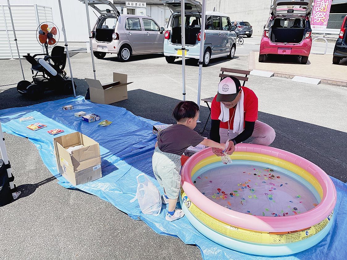 「夏休み最後の思い出に」と夏祭りを演出した(伊丹東店)