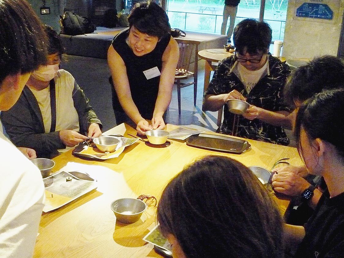 ワークショップでは参加者全員が熱心に製作活動に取り組んでいた