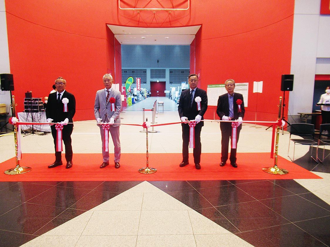 開会式でテープカット