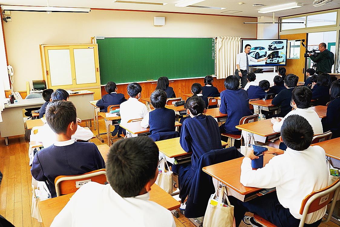 特別授業に真剣に聞き入る児童たち