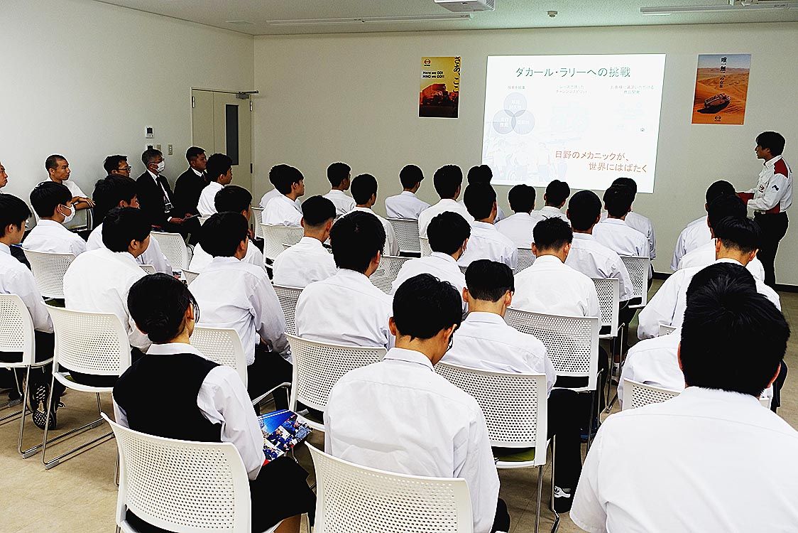 パリダカールラリーなどの説明を受ける生徒たち