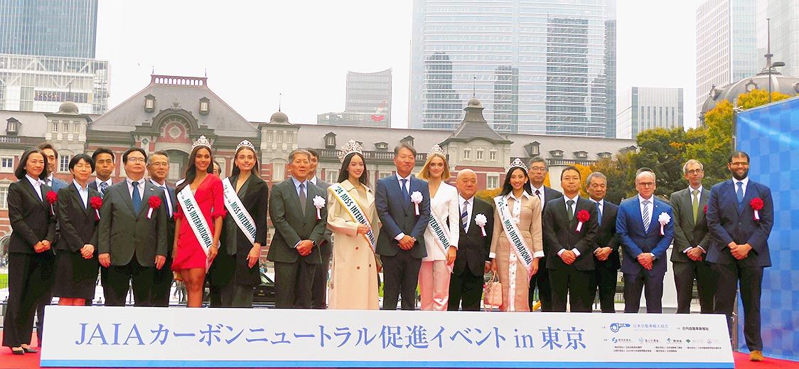 開幕を祝う関係者ら