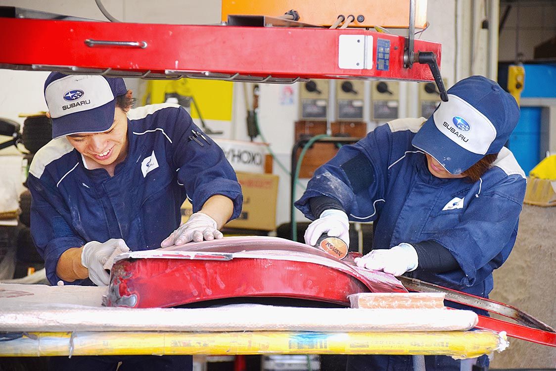 生き生きと作業に取り組む若手メカニックら