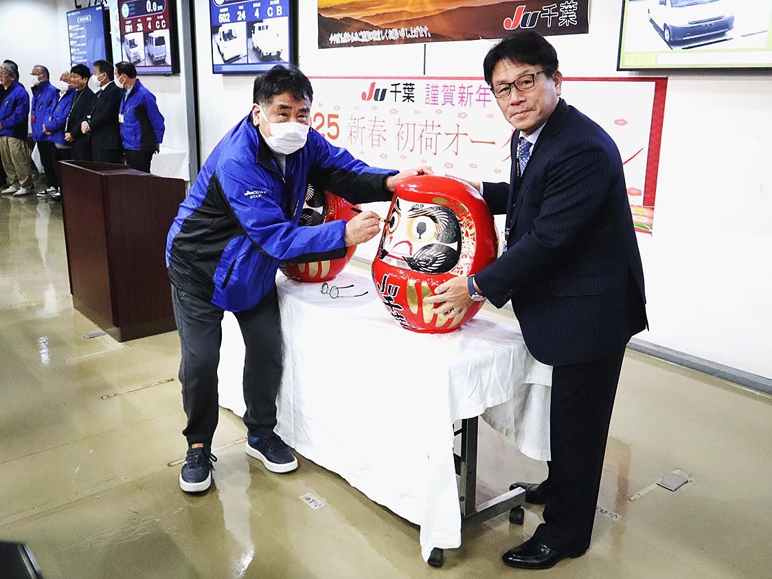 目入れをする千﨑理事長(左)と佐藤副理事長(JU千葉)