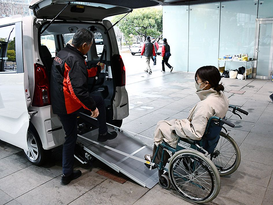 ワイヤレスリモコンの操作で車に乗り込む