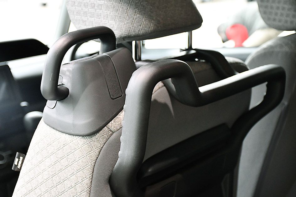 後席乗降時用のグリップ。運転席側にも乗り込みやすいように長さを伸ばした