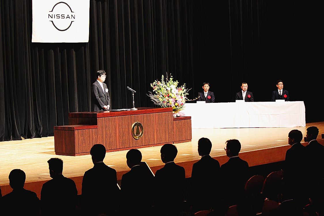 中村校長が学生一人ひとりに視線を送った(日産栃木自大)