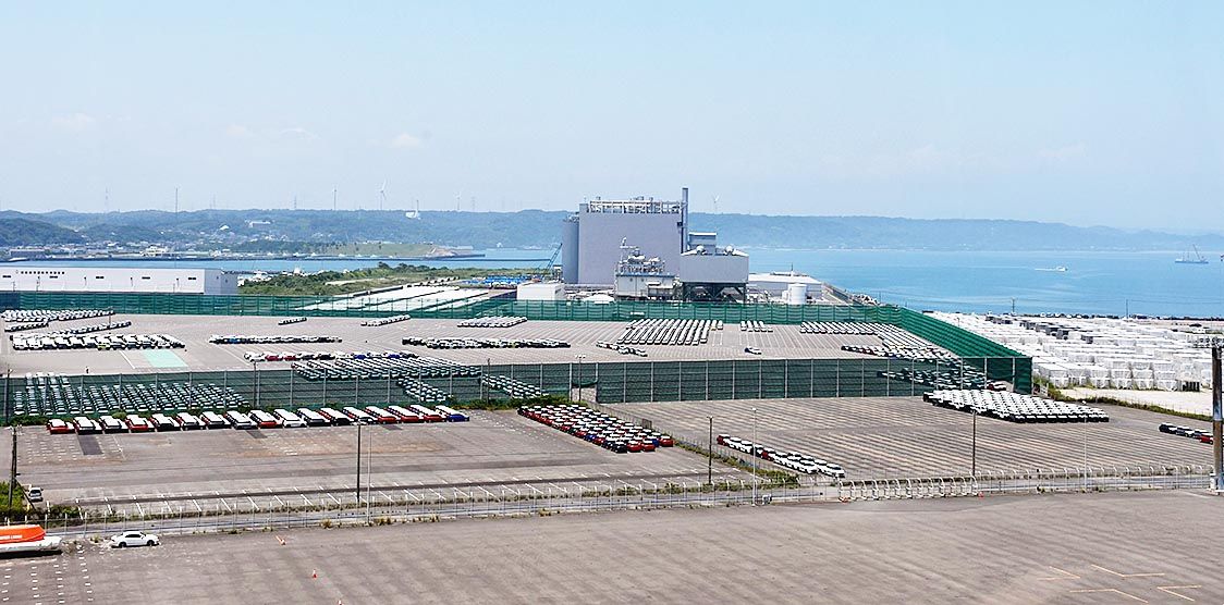 御前崎港の目の前にはスズキのモータープール
