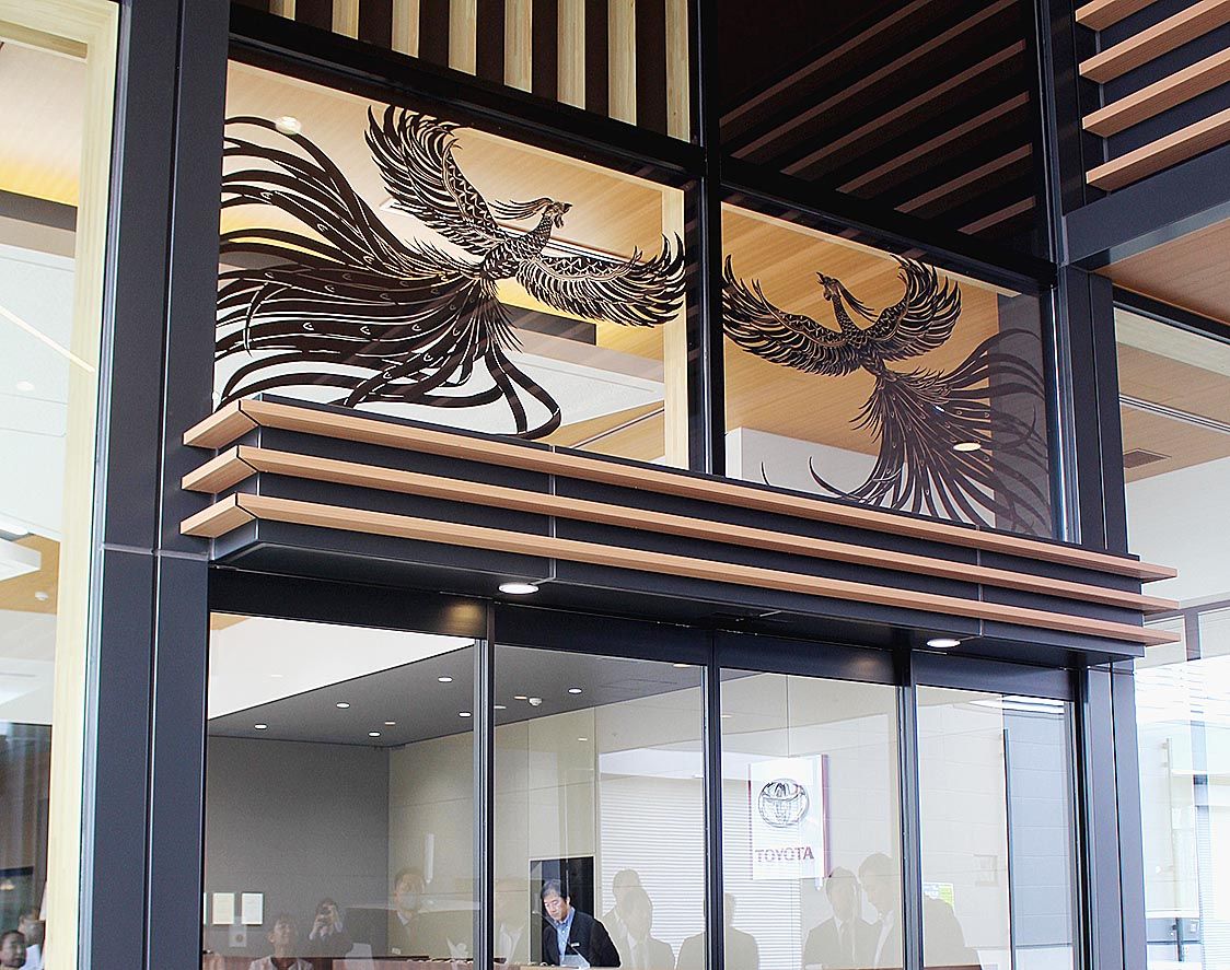 朱雀の大きな鉄のレリーフ