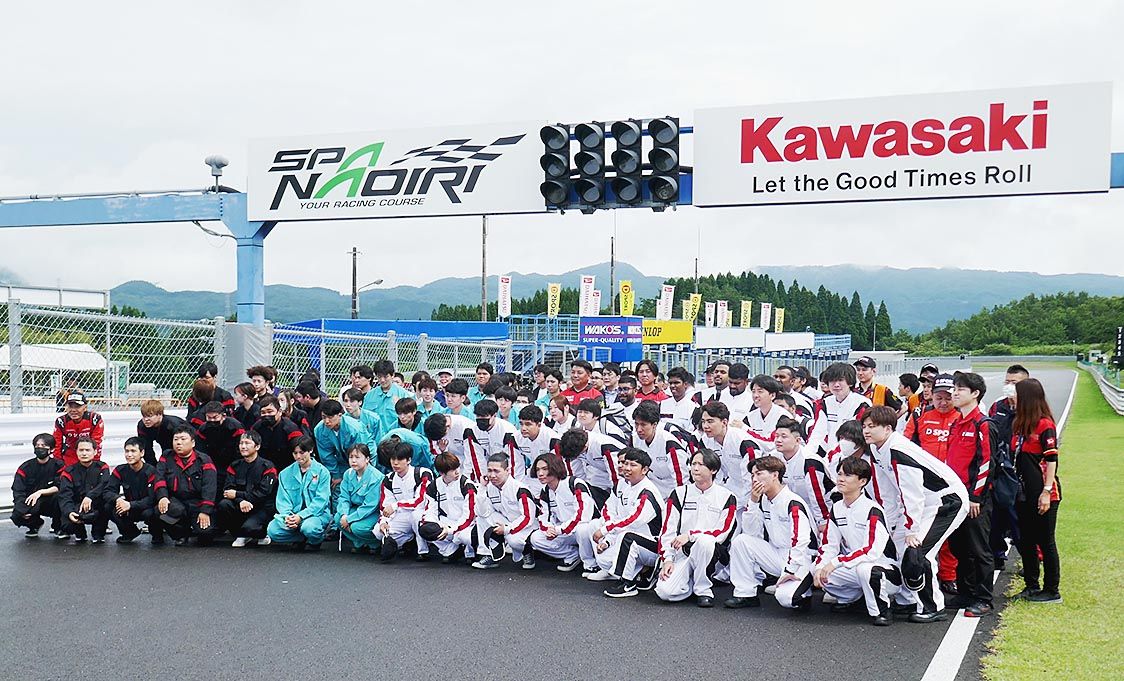 77人の学生が参加した