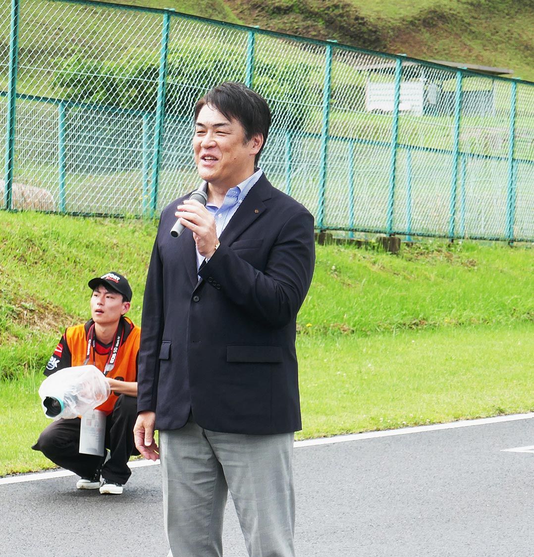 あいさつする豊田社長