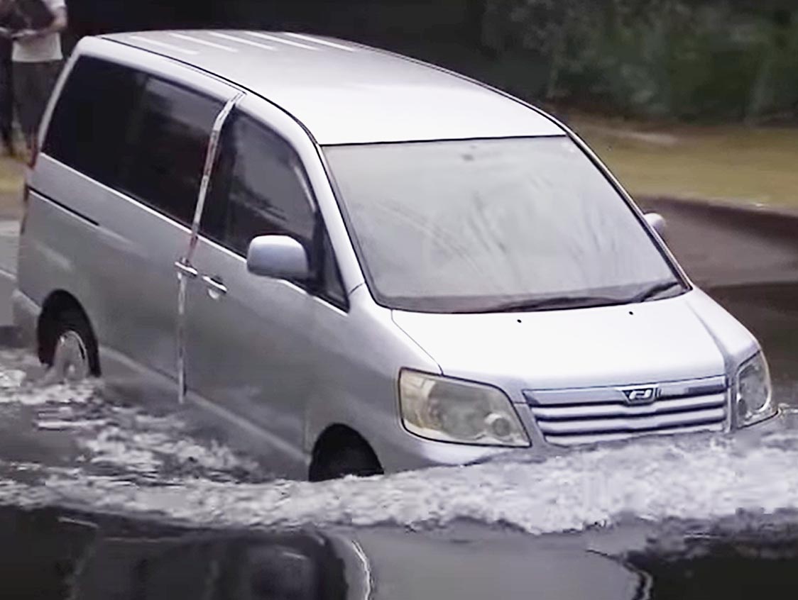 冠水するとドアが開きにくくなるため、注意が必要(JAFのテスト)