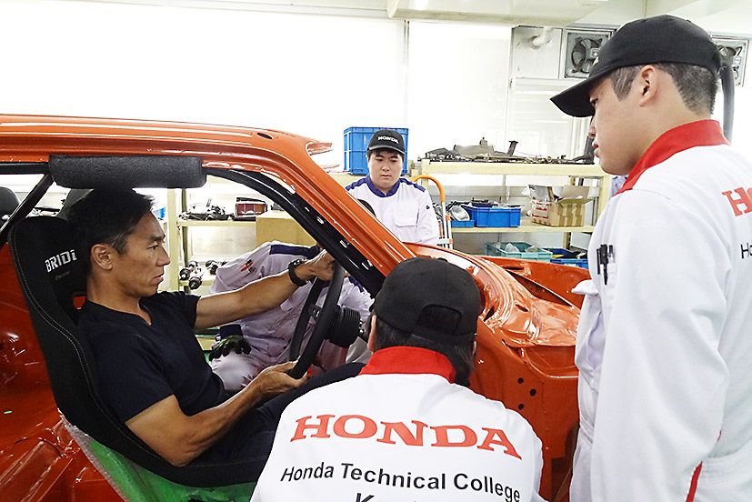 シートポジションなどの微調整について佐藤選手が学生に直接伝えた