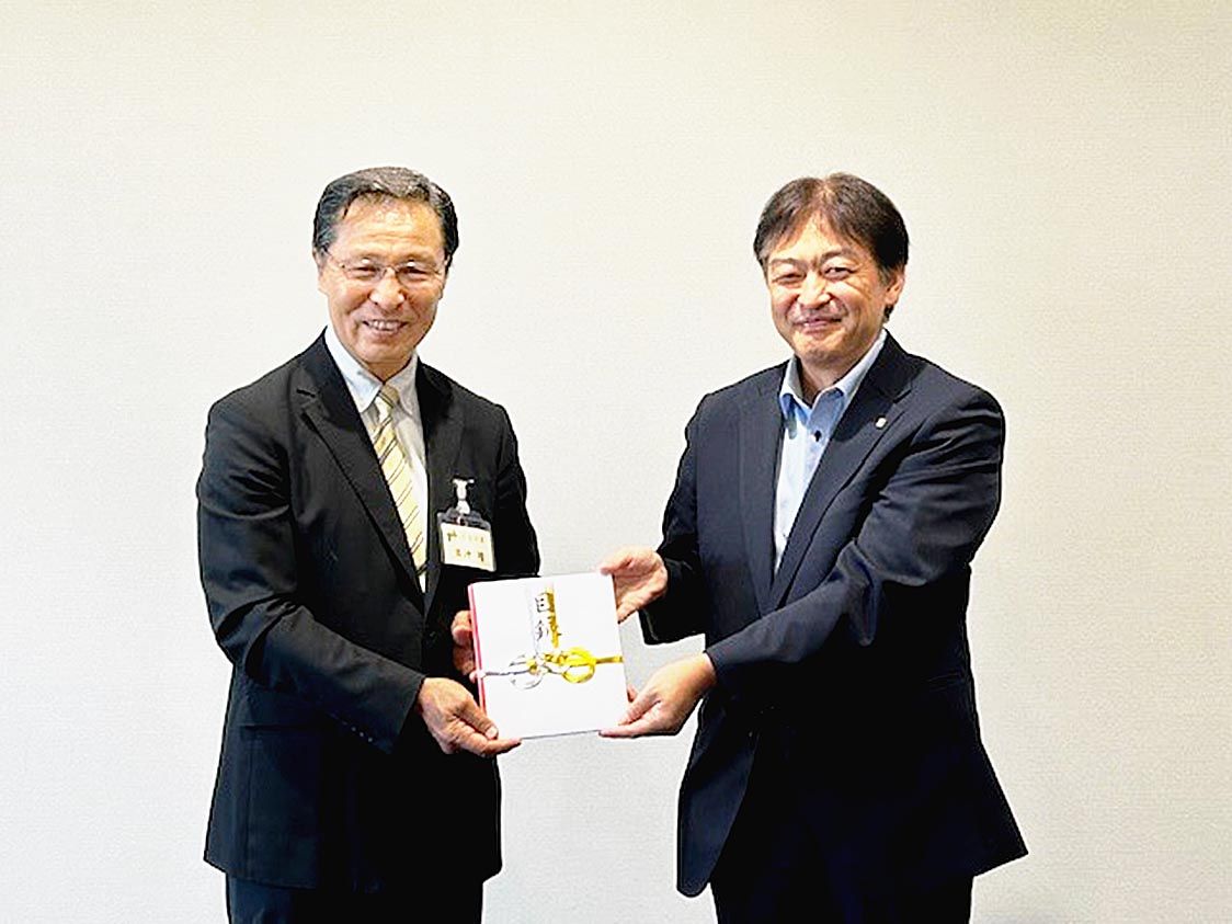 いなべ市での寄付贈呈式。日沖靖市長(左)と髙木和広三重工場長
