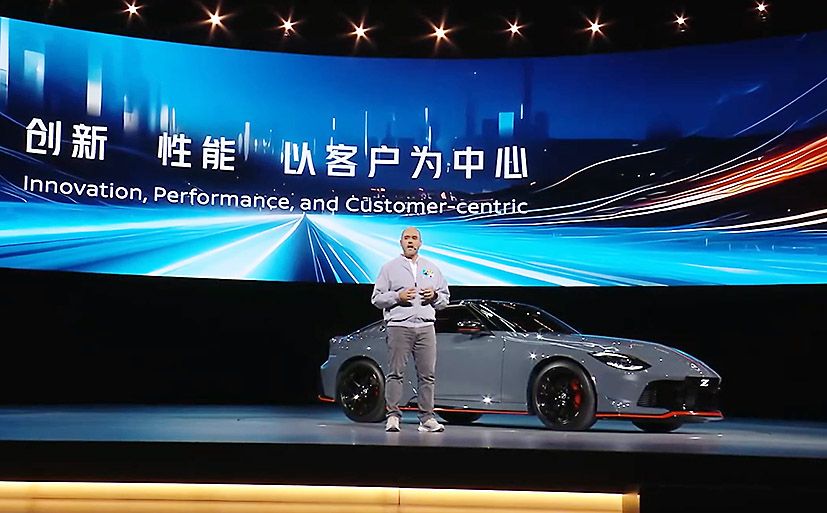 フェアレディZニスモに乗って登場したイヴァン・エスピノーサ社長