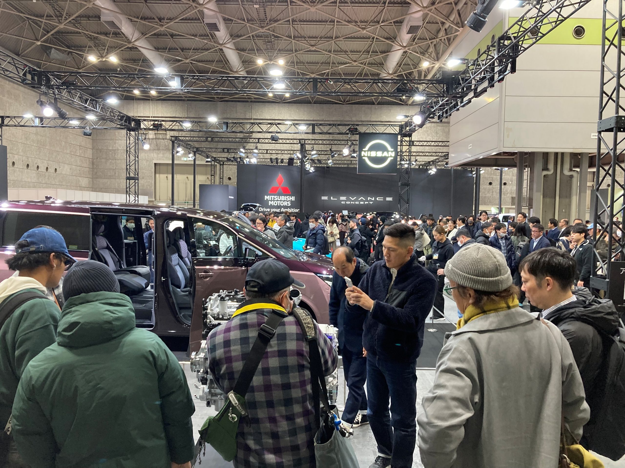 初日から多くの来場者が訪れている