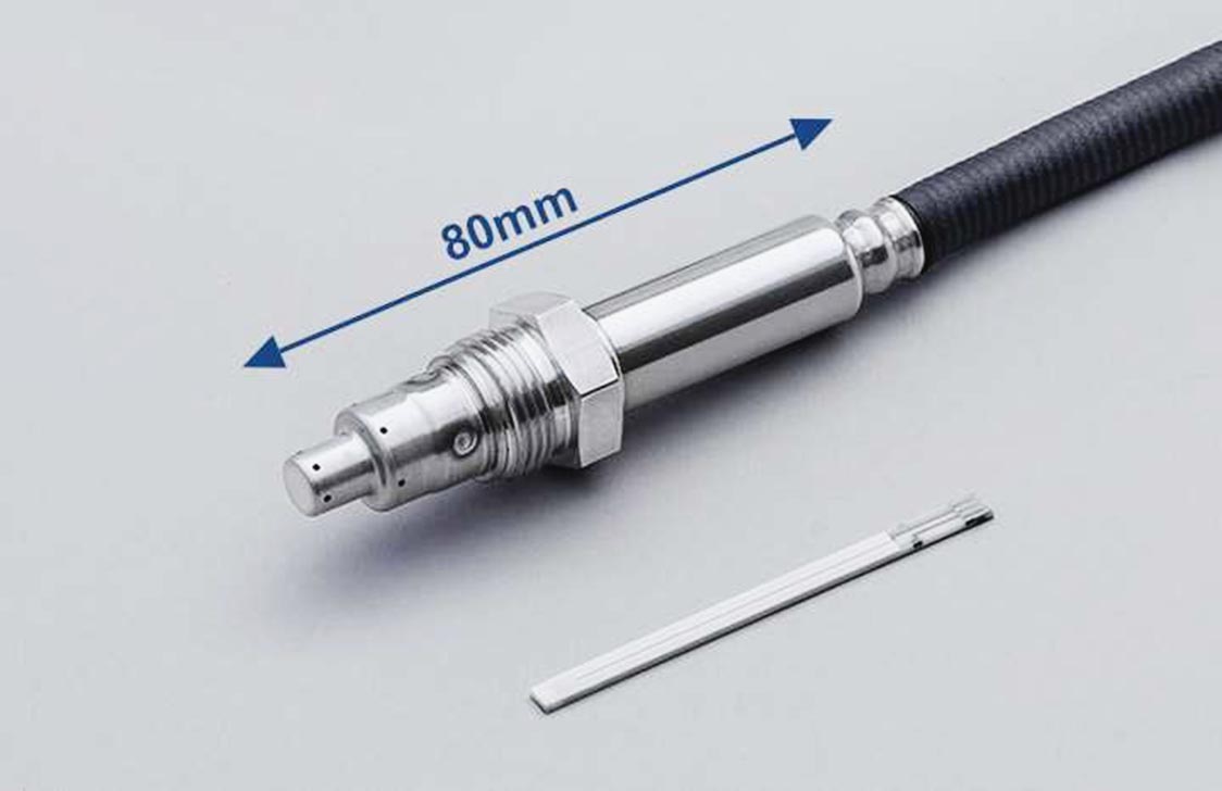 CO2センサー(上)と内部のセラミック製素子(下)