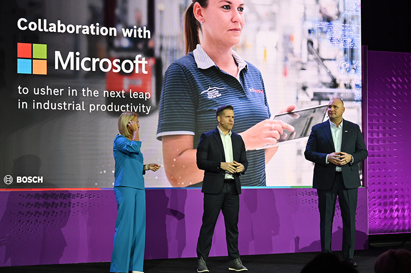 マイクロソフトの幹部(写真中央)も登壇し、協業をアピール