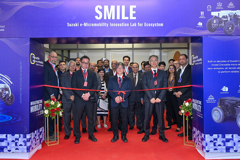 国際自動車センター内に共創拠点を設けた(写真前列中央がスズキの加藤勝弘副社長)