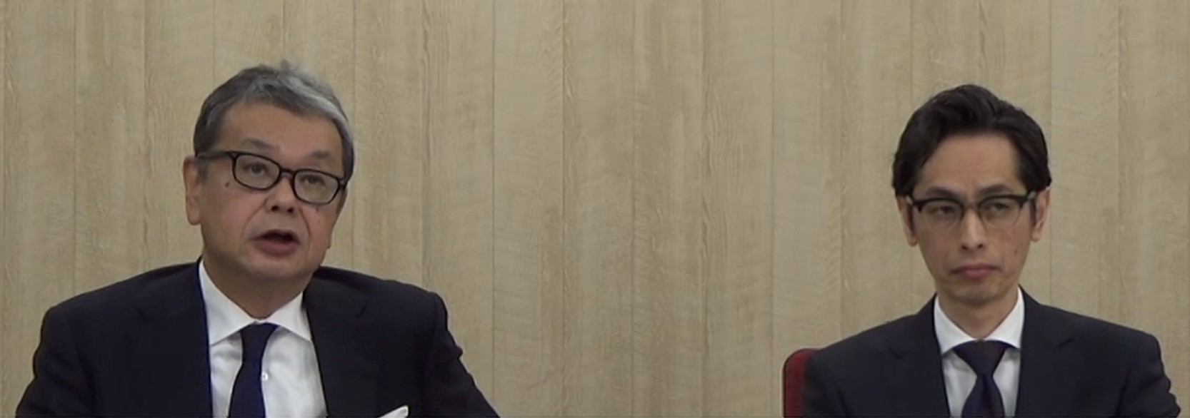 デンソーのオンライン会見。左から松井靖副社長、荒井是経理部長