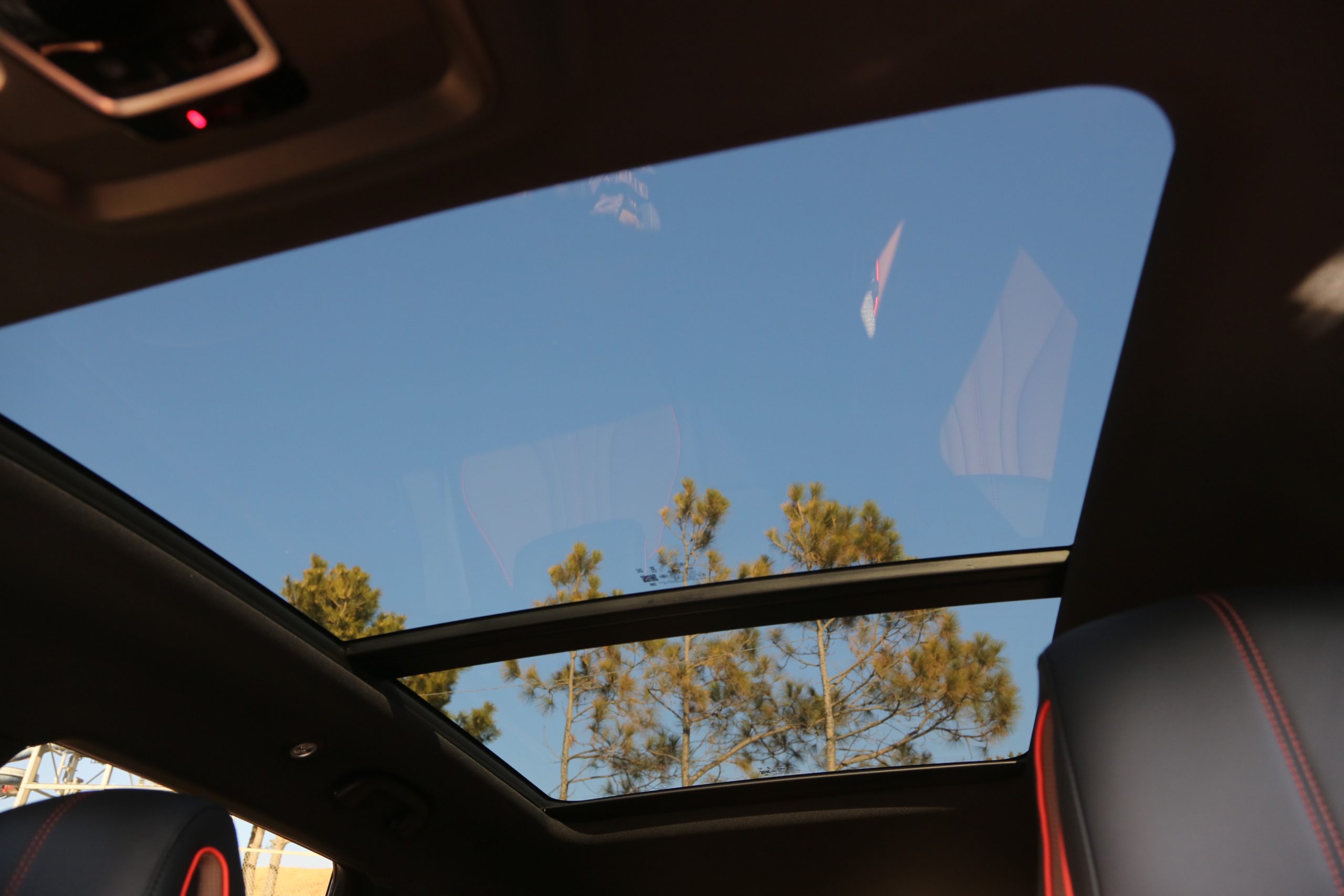 サンルーフも標準装備(シーライオン6)