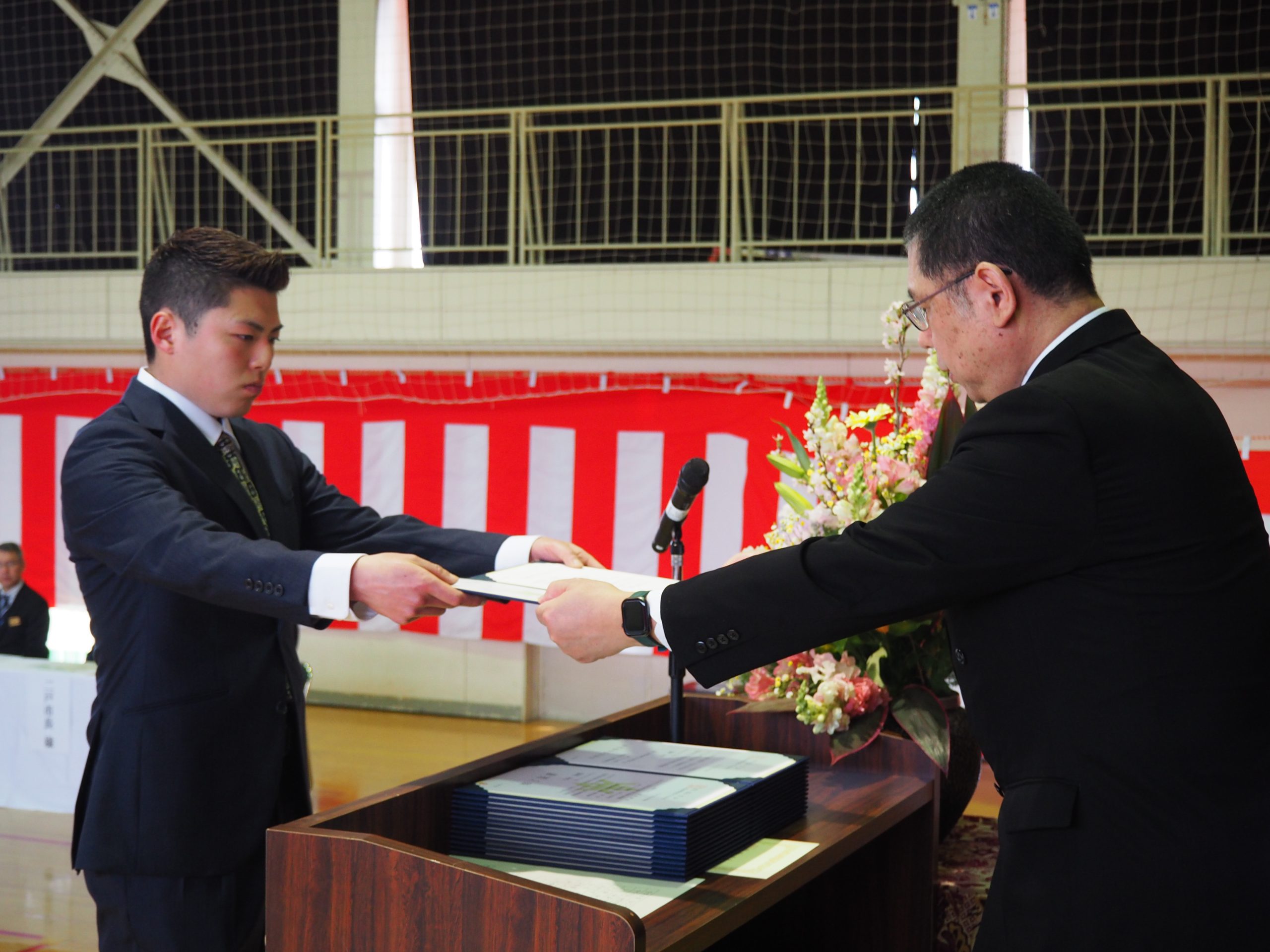 修了証書を授与