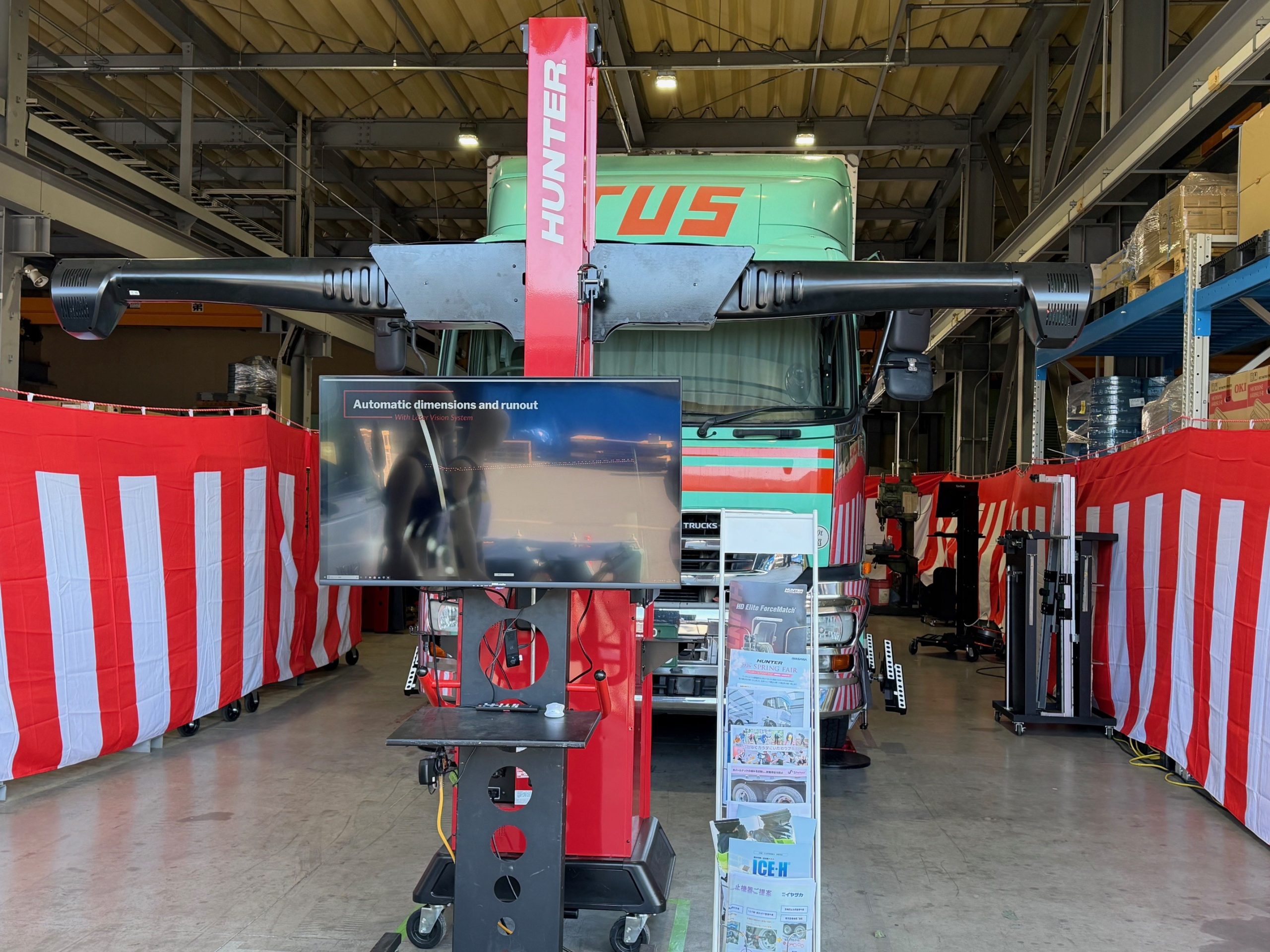 トラックやバスなどの大型車に対応する「ホークアイXLアライメント」