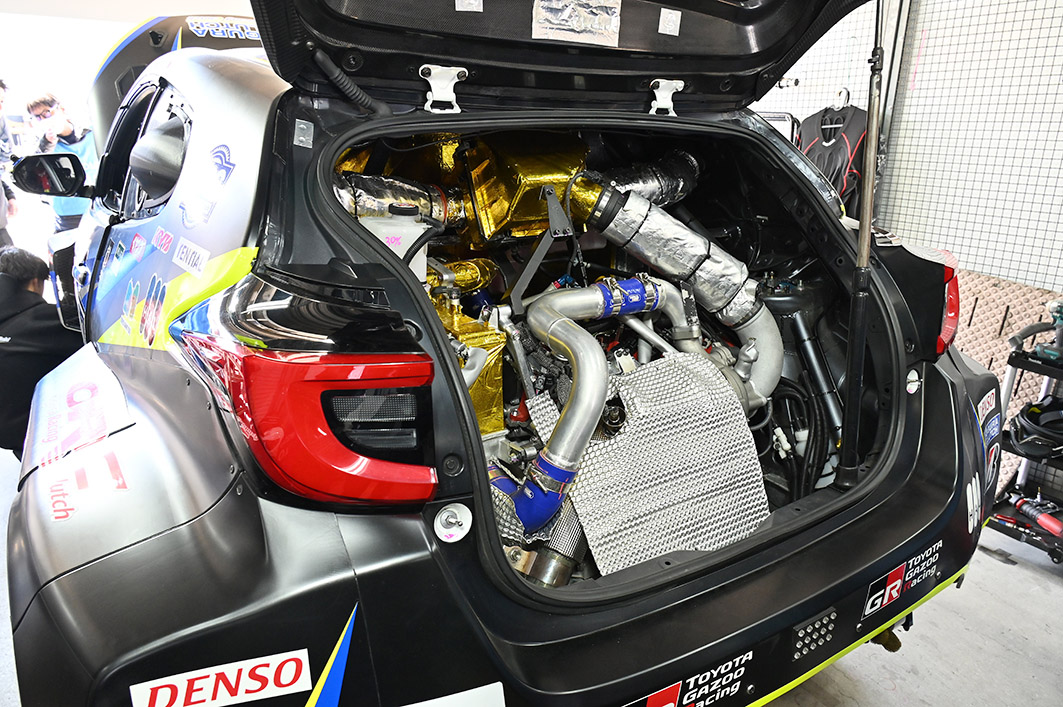 座席後部にエンジン収める