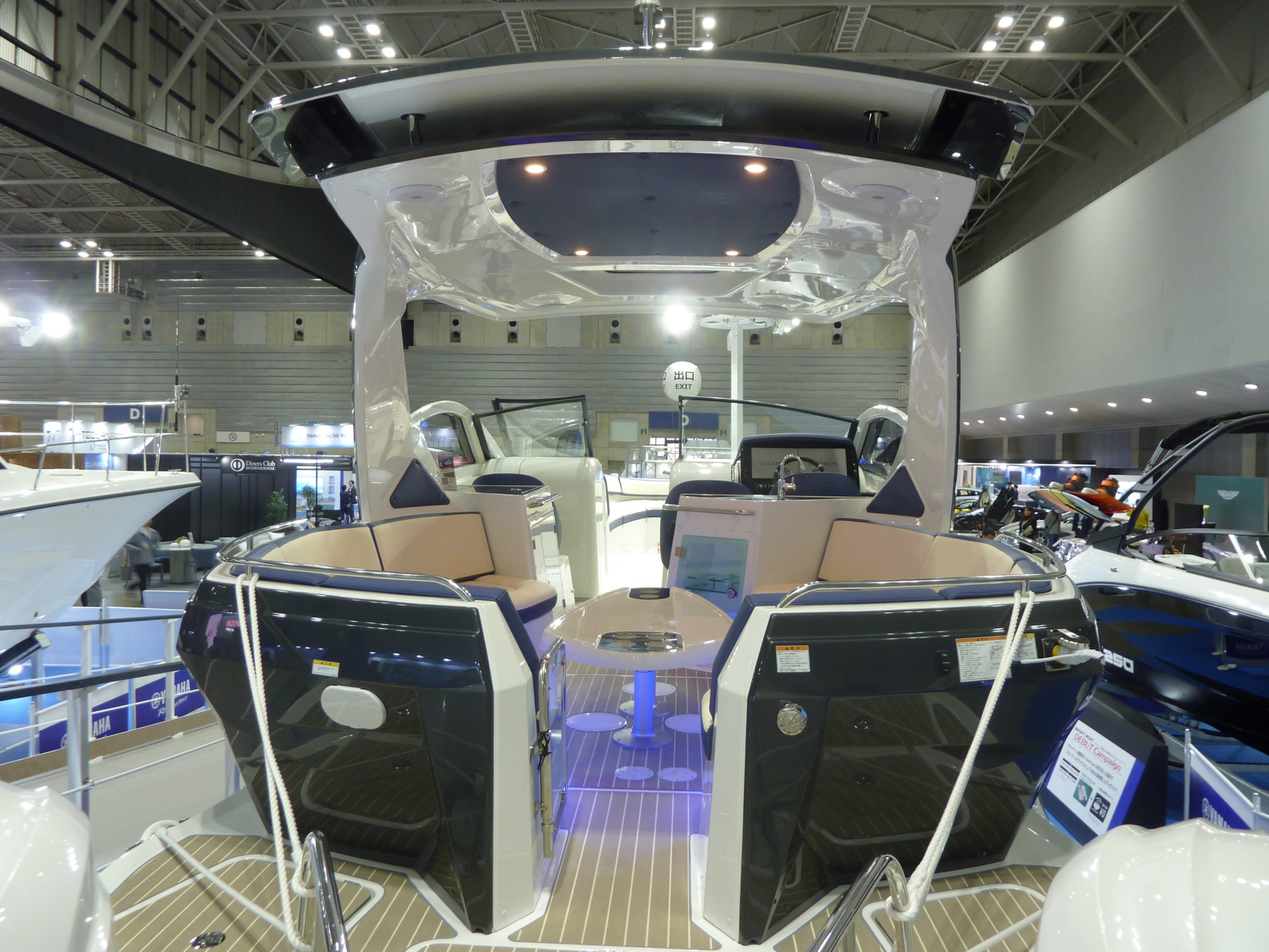 高級ボートの内部
