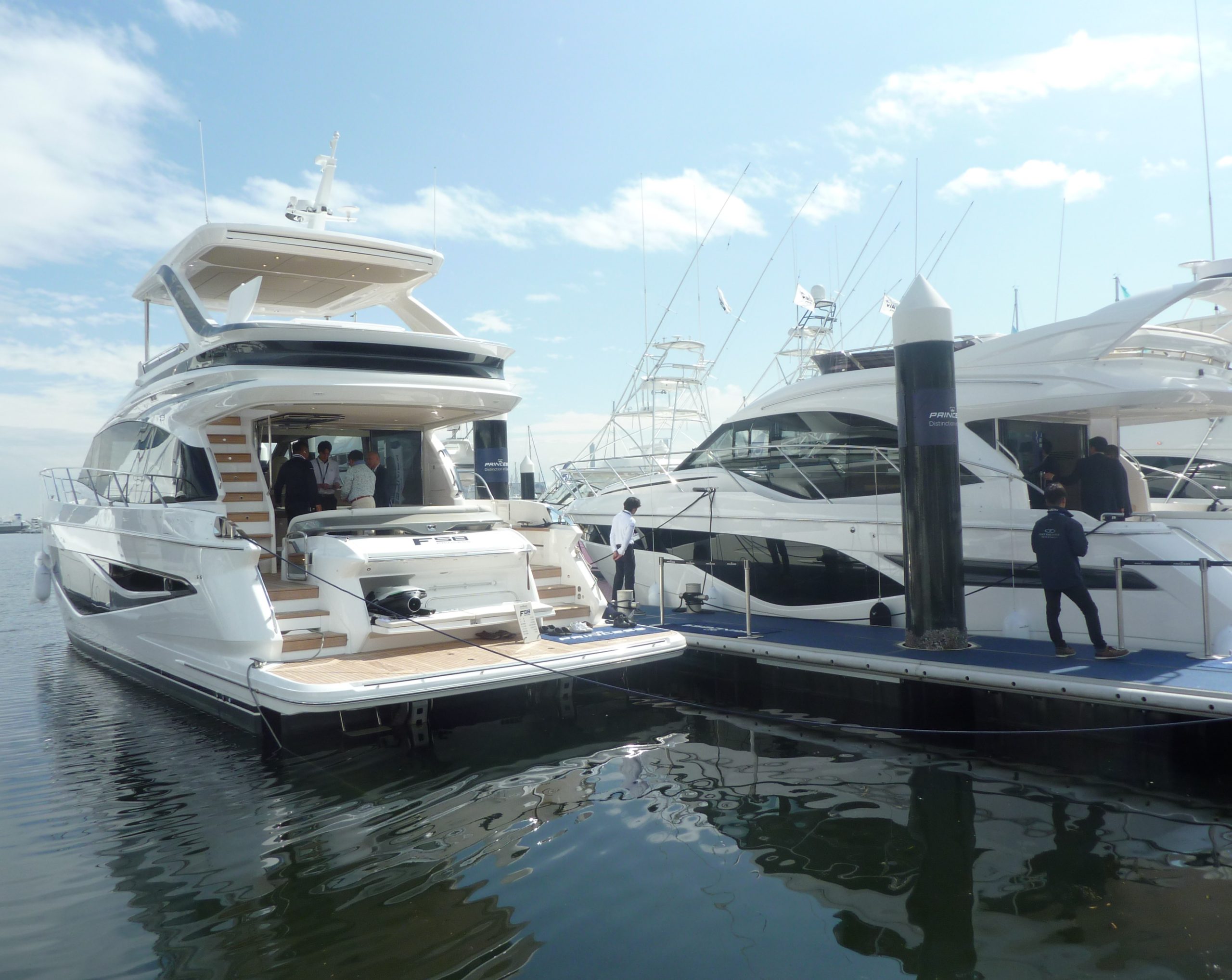 マリーナに係留されたボート