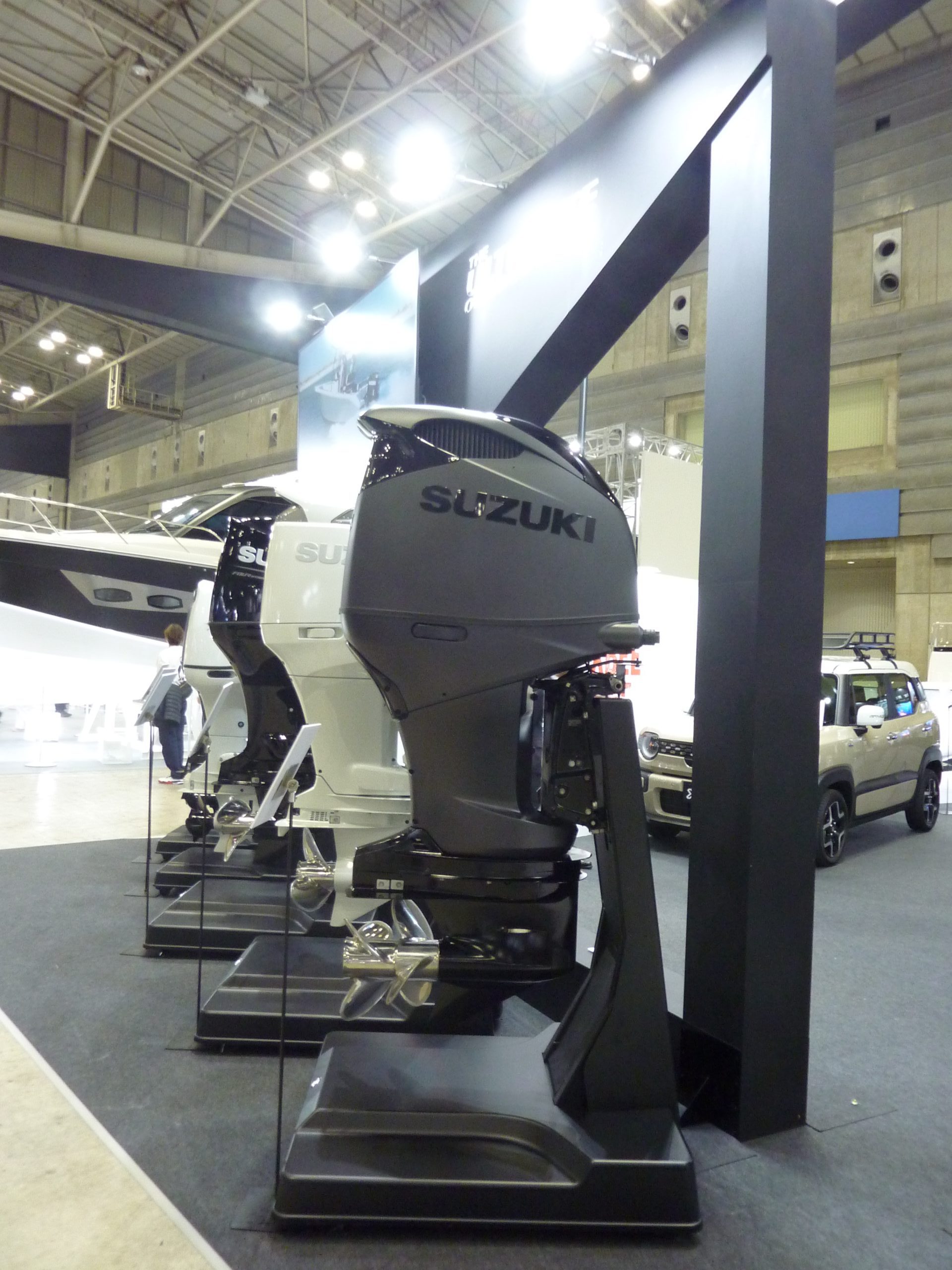 スズキはブースに大型~小型の船外機を展示