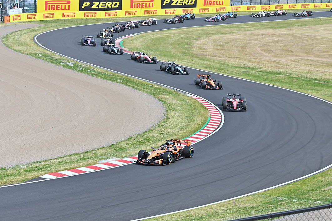 1周目のS字コーナーを駆ける各車。スタートでは6番手に沈んだアントネッリ選手が巻き返した