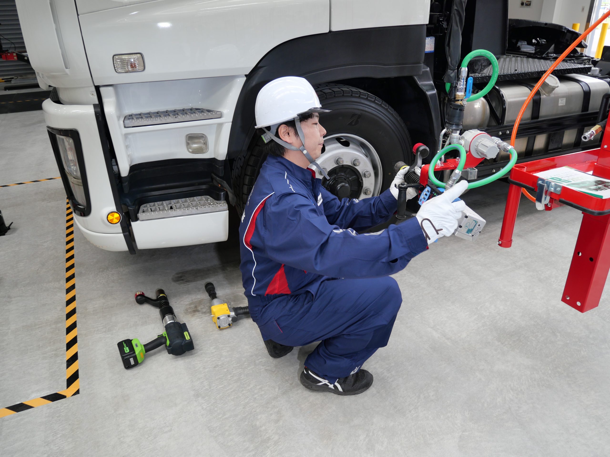 ホイールナットの着脱作業負担を軽減できる機器