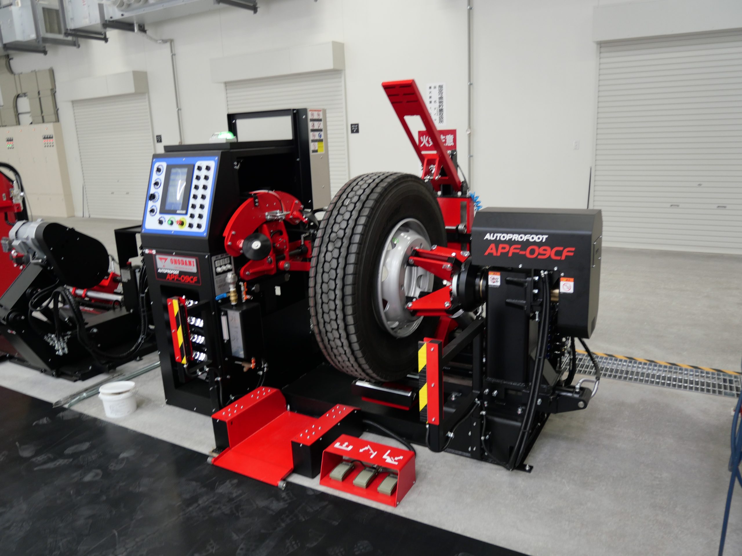 大型タイヤ用オートチェンジャー